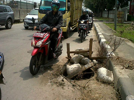 Ada Lubang Pengendara Yang Melintas di Outer Ring Road Kembangan Waspada