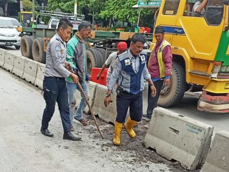  Petugas Sudinhub Jakut Evakuasi Separator Roboh di Jl Yos Sudarso