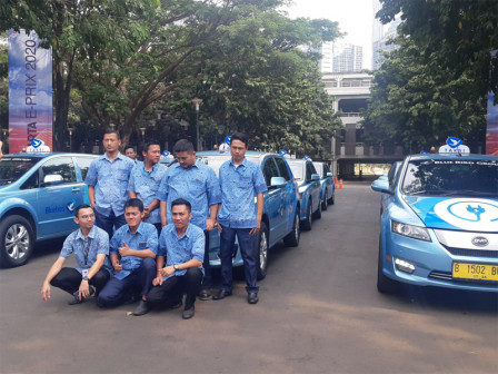  Blue Bird Pamerkan Taksi Listrik di Eks Parkir Timur Senayan