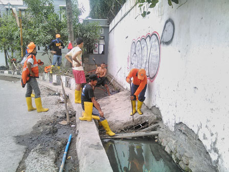  Inrit Sepanjang Saluran Jalan Swasembada Dibongkar