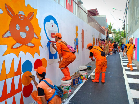 PPSU Gunung Sahari Utara Membuat Mural di Gang Industri V