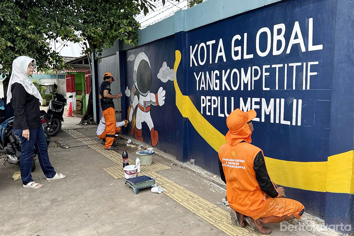 Tembok di Jalan Yos Sudarso dihiasi mural