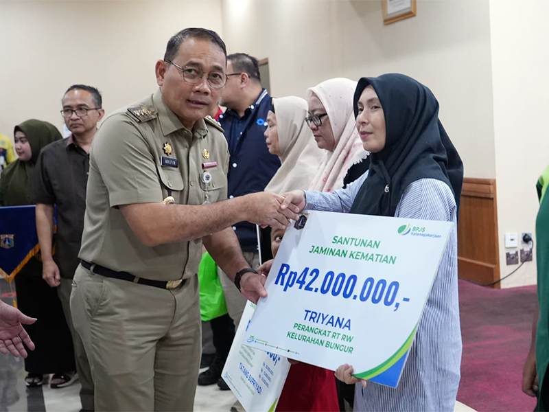Kota Jakpus Serahkan Bantuan Peringati Hari Buruh