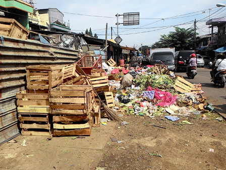 Sampah menggunung di Jl Palad Pulogadung