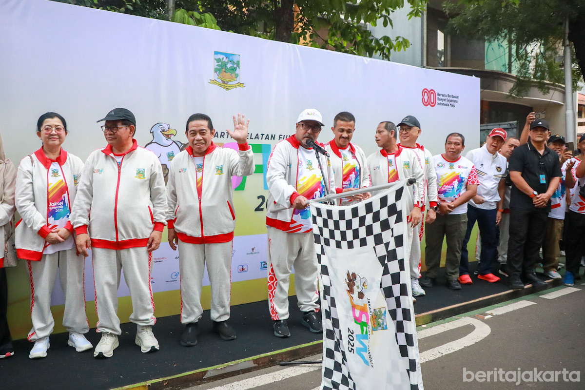 Wakil Gubernur DKI Jakarta, Rano Karno, melepas puluhan ribu peserta JSFW