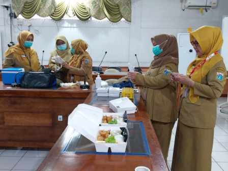 Sudin Kesehatan Pastikan Makanan Tambahan di SMKN 26 Sehat dan Bergizi