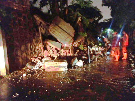 Tembok Longsor di Bintaro Dalam Penanganan.