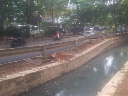 Turap PHB Rusak, Jalan Sunter Paradise Kerap Amblas