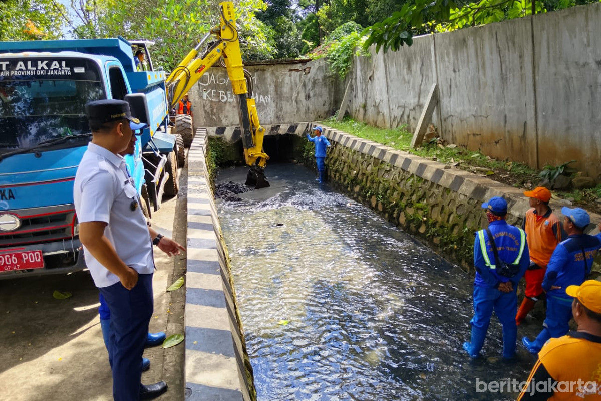 Satu alat berat dikerahkan pada pengurasan saluran Phb Sura di Susukan