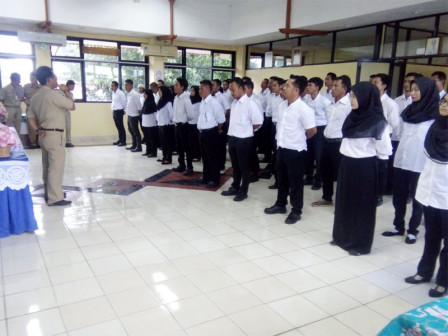  Petugas PPSU Kelurahan Pulau Pari Tandatangani Kontrak Kerja 