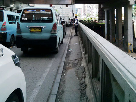        Trotoar Depan Pasar Blok A, Tanah Abang Amblas