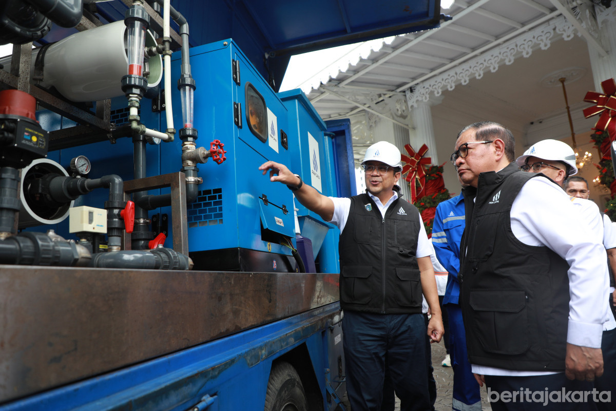 Dirut PAM Jaya menjelaskan operasional IPA mobile kepada Gubernur DKI Jakarta