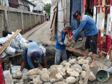 Petugas Melakukan Perbaikan Saluran di Jalan Kamal Muara 