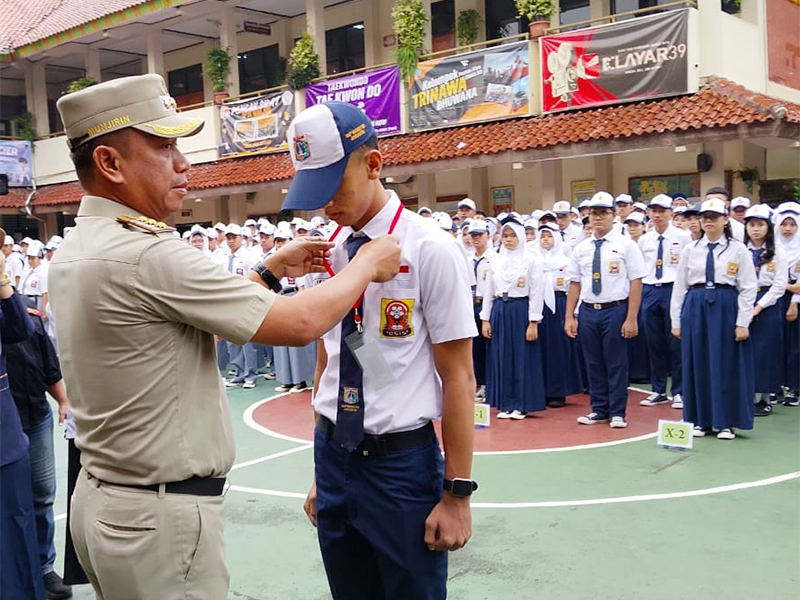 Hari Pertama Sekolah, Munjirin Pimpin Apel di SMAN 39