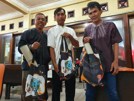 Anggota Komisi D Sosialisasikan Pergub Kantong Belanja Ramah Lingkungan