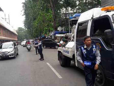 Petugas Dishub Siaga di Jalan Pegangsaan Timur 