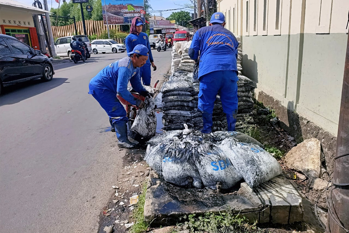 https://multimedia.beritajakarta.id/photo/2014_508c75c8507a2ae5223dfd2faeb98122/Pengurasan saluran air di Jalan Tipar sisi timur 