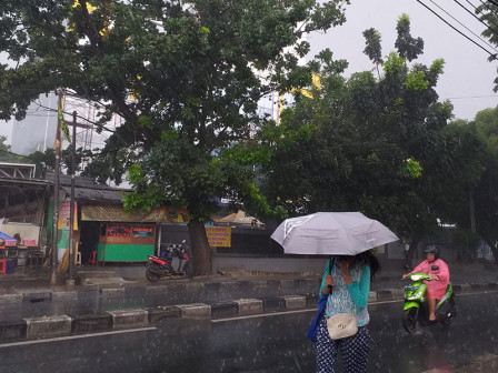  Hujan Deras Sebabkan Tiga Wilayah RT di Jaktim Tergenang 