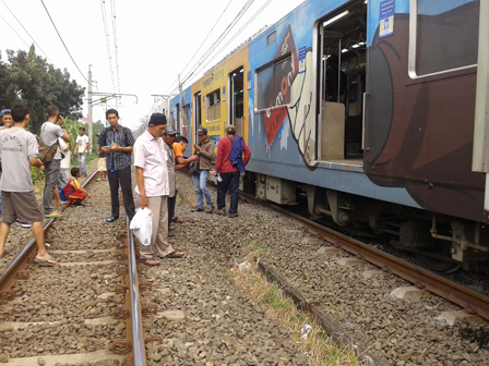 Gerbong KRL Anjlog Di Rel Kereta Bintaro Pesanggrahan JakSel