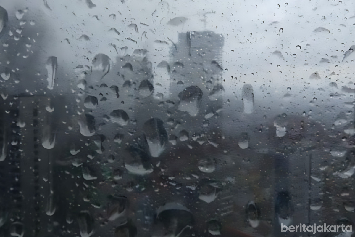 Cuaca hujan terlihat membasahi gedung tinggi di Jakarta