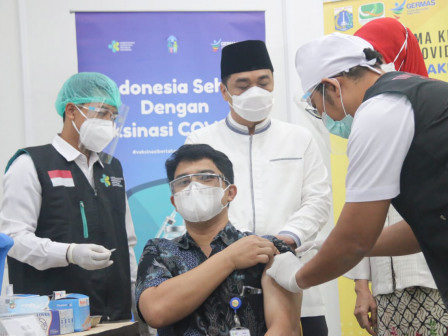 Gerakan Vaksinasi COVID-19, Pemprov DKI Jakarta Laksanakan Penyuntikan Dosis Kedua 