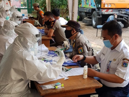 227 Pegawai dan PJLP Kecamatan Kebon Jeruk Swab Test