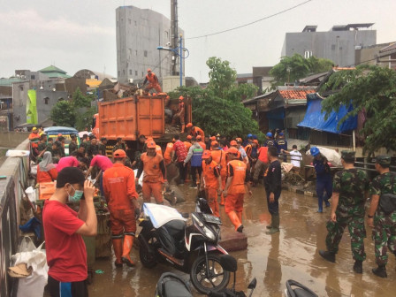 Kerja Bakti Massal di Kampung Melayu Diikuti Ratusan Personel