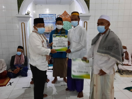 Bupati Serahkan Bantuan Operasional Masjid Dari Baznas Bazis Kepulauan Seribu