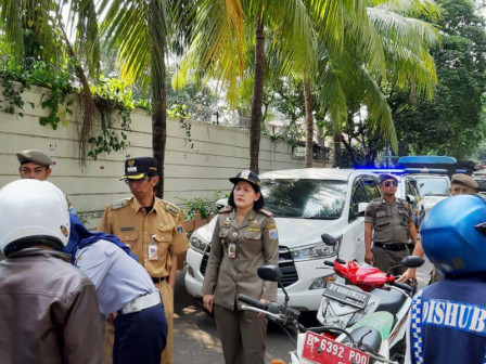  Petugas Gelar Razia Trotoar di Mampang Prapatan	