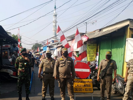 25 Petugas Gabungan Sosialisasi 3M di Pasar Jangkrik