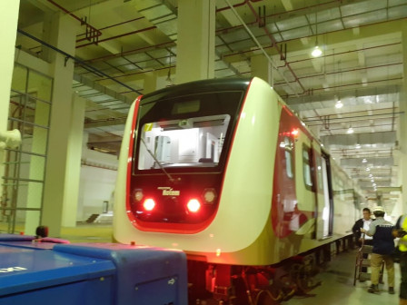 Cegah Covid 19, Interior dan Eksterior Kereta LRT Jakarta Rutin Dibersihkan