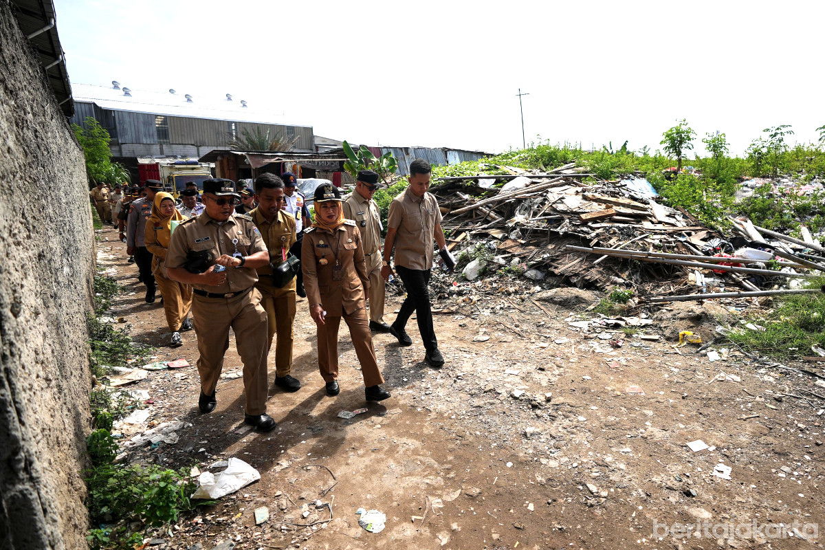 Iin Mutmainah beserta jajaran meninjau lahan Pemprov DKI Kelurahan di kelurahan Pegadungan dan Kamal