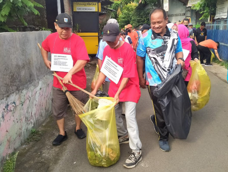 Sambut World Cleanup Day, Ratusan Warga Jalan santai Sambil Pungut Sampah