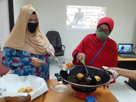 Puluhan Pelaku UMKM Kecamatan Johar Baru Ikuti Pelatihan Pembuatan Roti Goreng Secara Daring