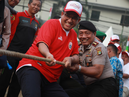 Ikut Lomba Tarik Tambang, Anies Berharap Warga Jaga Tradisi Perayaan HUT Kemerdekaan di Jakarta