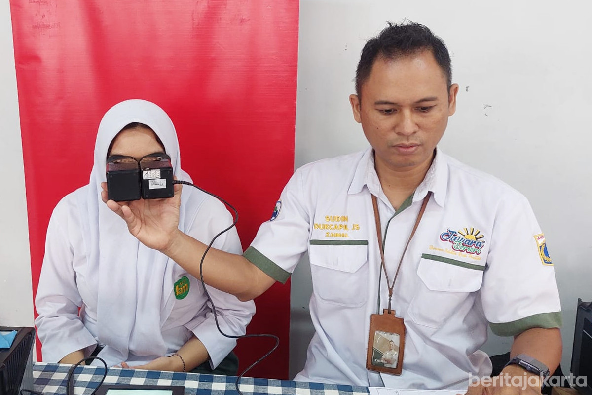 Seorang siswi SMA Bakti Mulya 400 mengikuti proses perekaman data KTP Elektronik