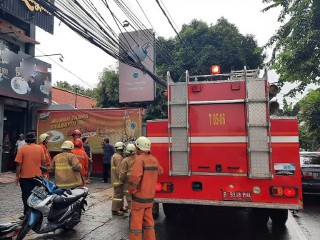 Tiga Mobil Pemadam Atasi Kebakaran Restoran di Duren Sawit 