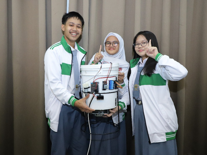 Salah satu kelompok menunjukkan hasil karya ilmiahnya