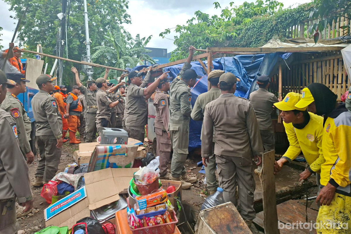 Petugas bangunan sedang membongkar bangunan liar di sepanjang Jalan Pegangsaan Dua