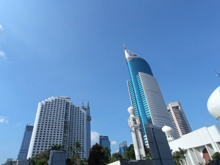 Langit Jakarta Cerah Berawan Siang hingga Malam 