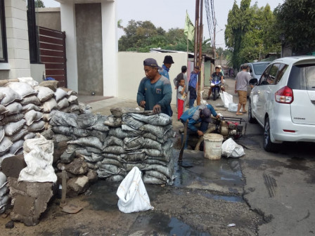 3.000 Karung Sedimen Diangkat dari Saluran Air di Pondok Labu