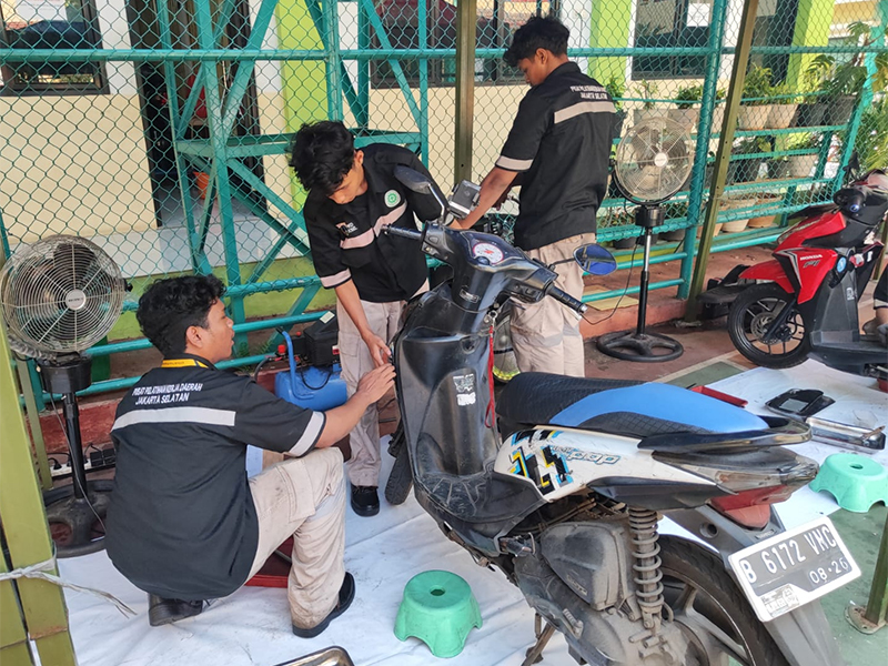 https://multimedia.beritajakarta.id/photo/2014_508c75c8507a2ae5223dfd2faeb98122/ Service Motor Gratis Oleh Peserta PPKD Jaksel Diapresiasi Warga