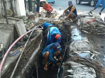  Dipenuhi Sedimen Lumpur, Saluran Air di Jalan Gajah Mada di Kuras