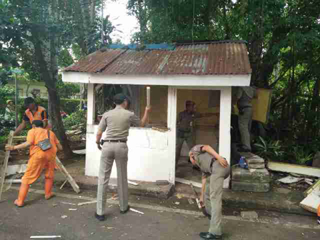 Tiga Bangunan Liar di Menteng di Tertibkan