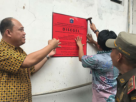 Pemkot Jakbar Segel Saluran Limbah Perusahaan Pembuat Alat Listrik