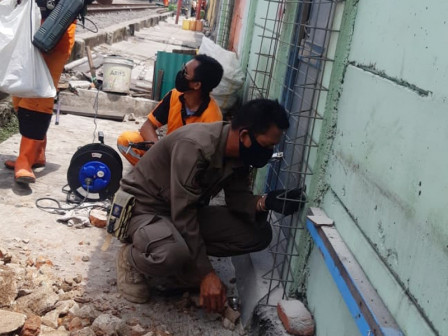  Petugas Gabungan Tutup Akses ke Cafe Liar di Penjaringan