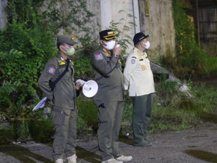 Tiang Reklame Tidak Bertuan di Jalan Lodan Raya Ditertibkan 