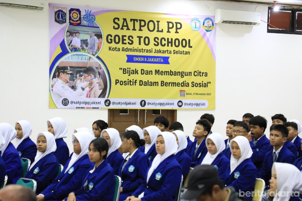 Siswa SMKN 8 Jakarta mengikuti kegiatan Satpol PP Jaksel Goes To School