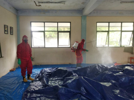 Sekolah Madrasah Tsanawiyah di Pulau Tidung Disemprot Cairan Disinfektan