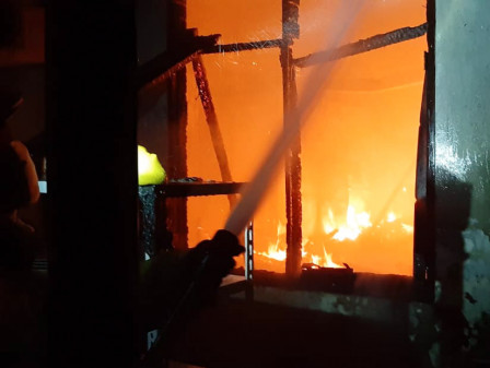  17 Unit Mobil Pemadam Atasi Kebakaran di Kelurahan Gedong 